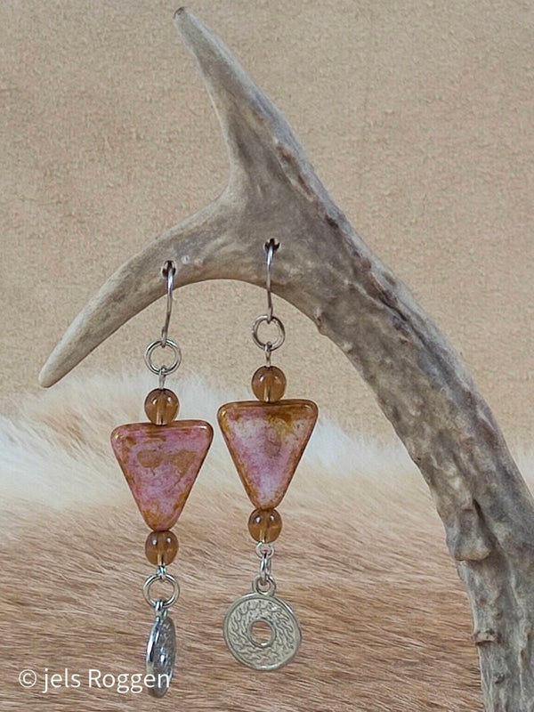 Driehoekig bruin met zilverkleurige zon