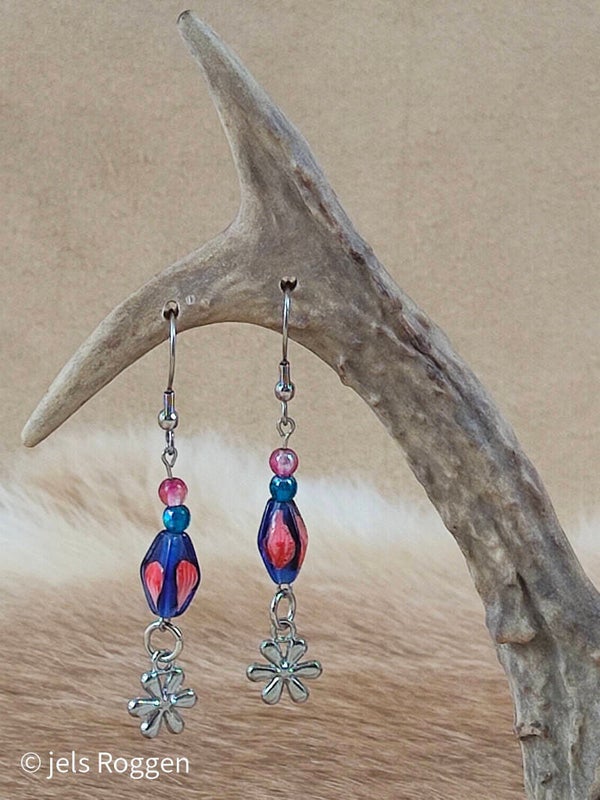 Handgemaakte blauw/roze glaskralen met zilverkleurige bloemetjes