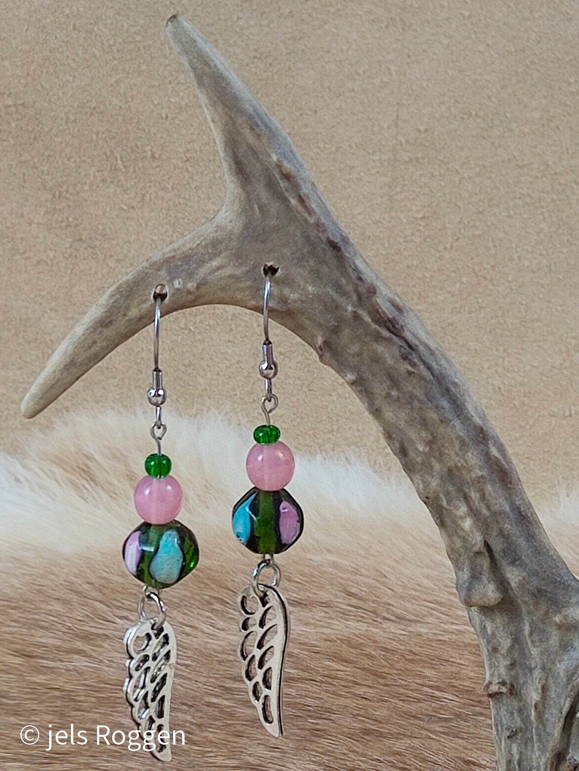 Handbewerkte glaskralen in groen/roze met zilverkleurige veertjes