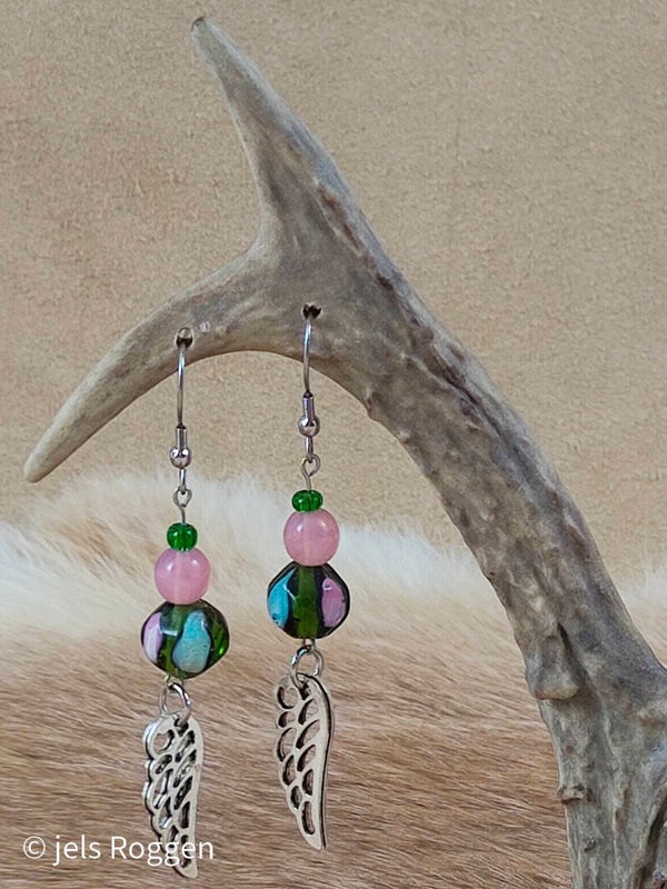 Handbewerkte glaskralen in groen/roze met zilverkleurige veertjes