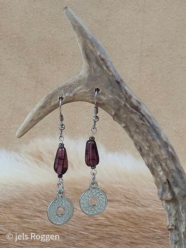 Paarse druppelkraal met zilverkleurige zon