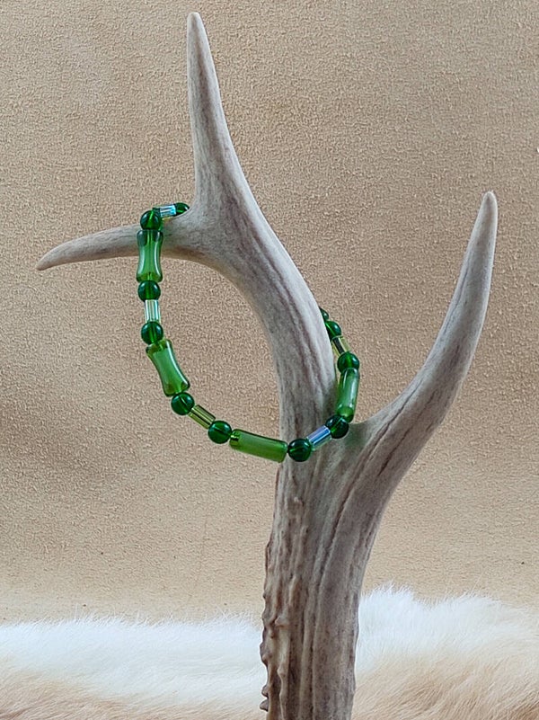 A84 Diverse groene glaskralen op elastiek