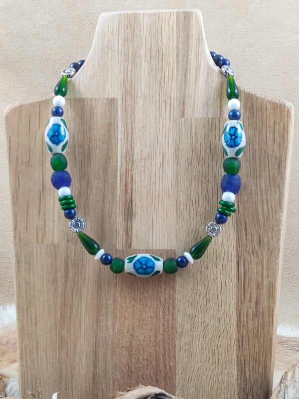 12 diverse glaskralen, 3 grote keramische kralen, houten en zilverkleurige tussenzetsels