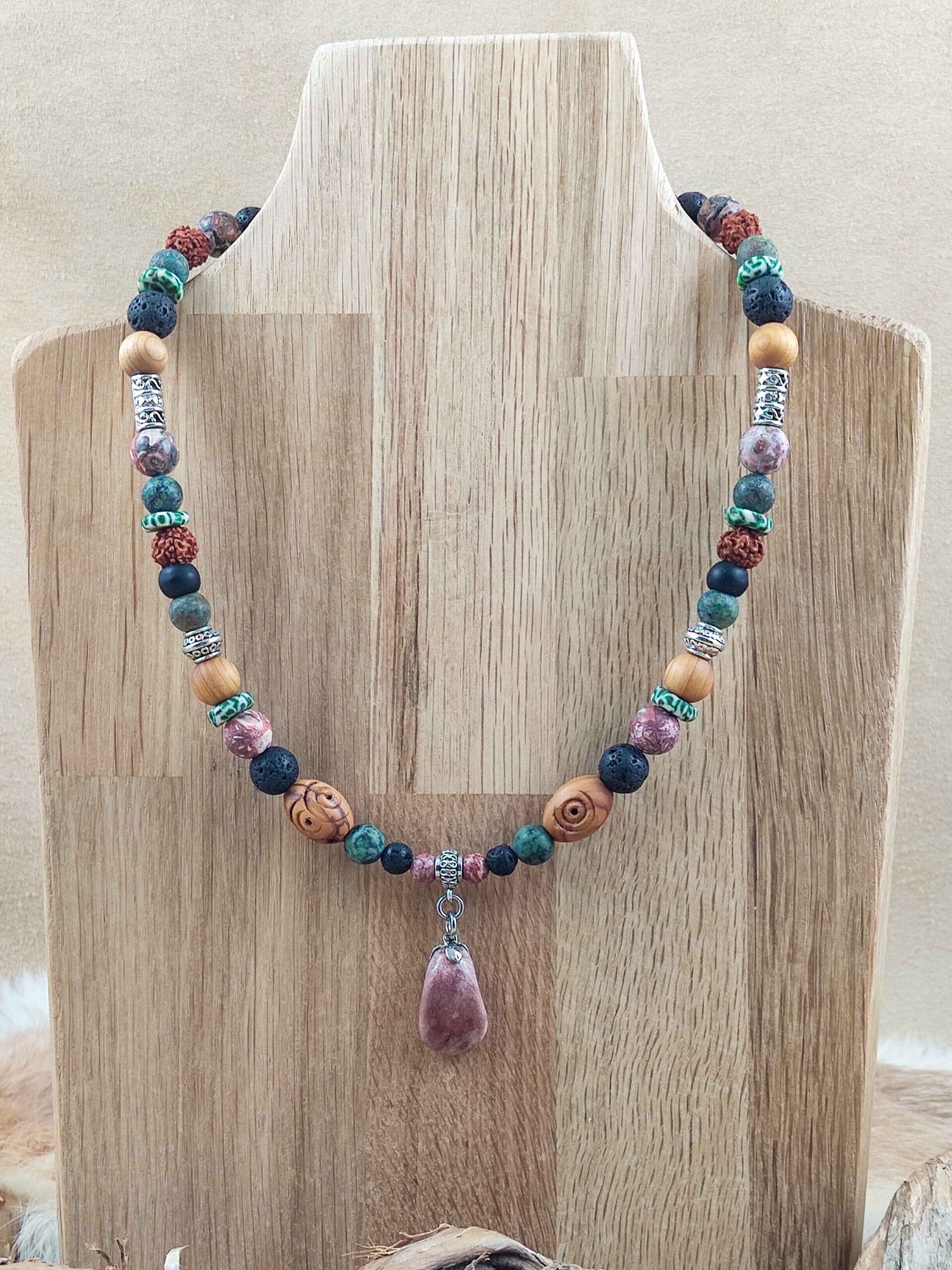 26 Lava, Leopard Skin, Turquoise en olijf en heeft een hanger van natuursteen