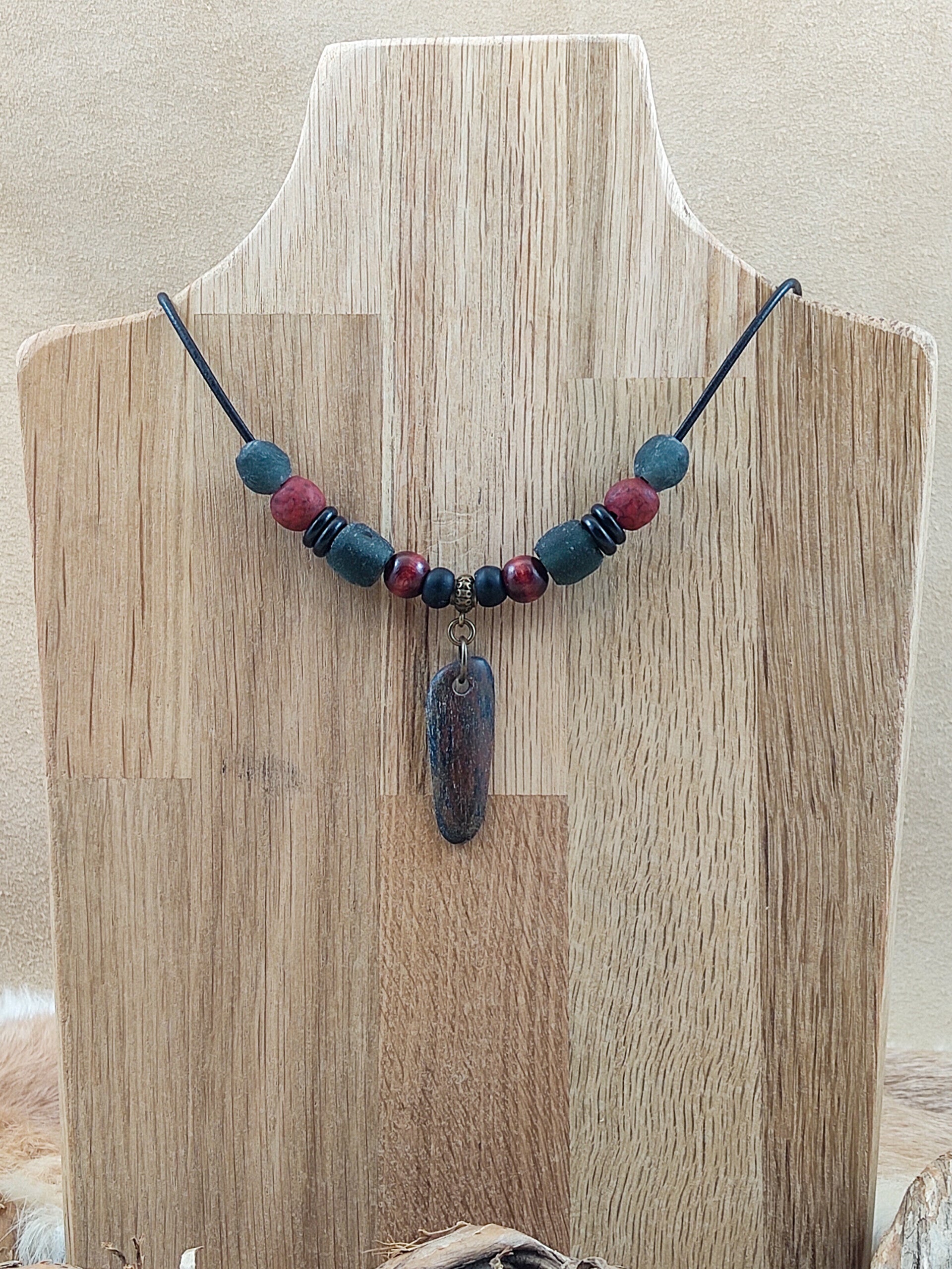 L13 handgemaakte glaskralen, houten kralen en een hanger van getrommelde natuursteen