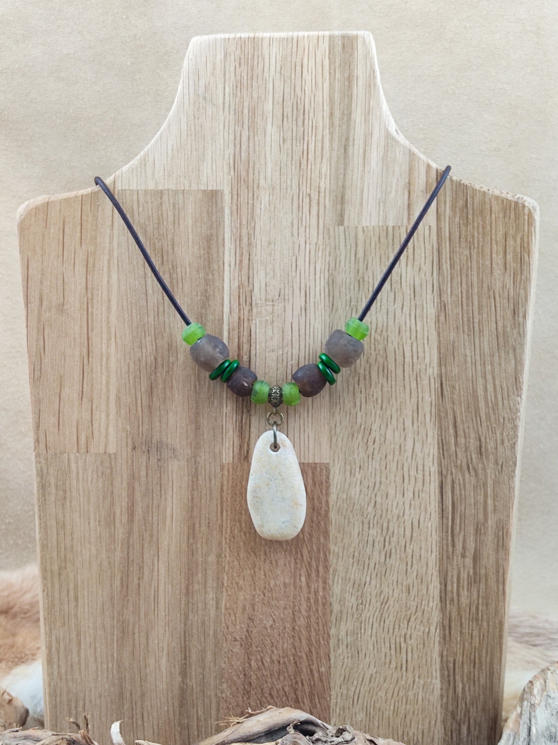 L39 handgemaakte glaskralen, houten kralen en een hanger van getrommelde natuursteen