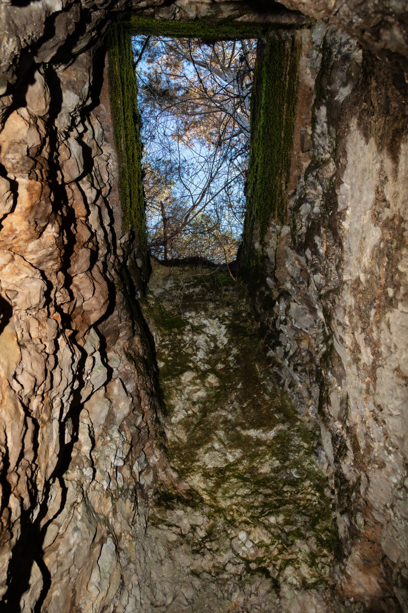 Interno cavità con entrata a pozzo