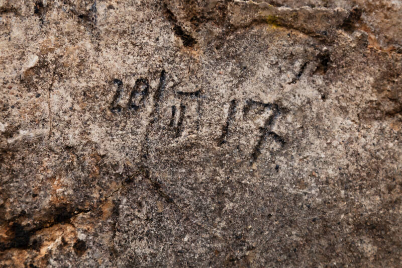 Data incisa sulla pietra nei pressi di una cavità-rifugio 