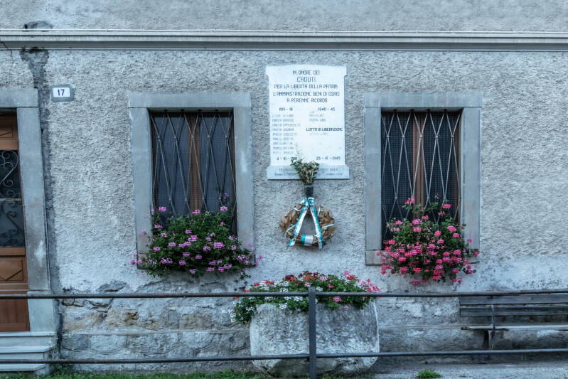 Lapide ai caduti a Osais 