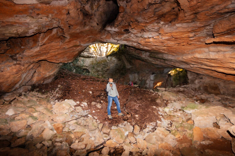 Vista del salone della grotta di Mozci 