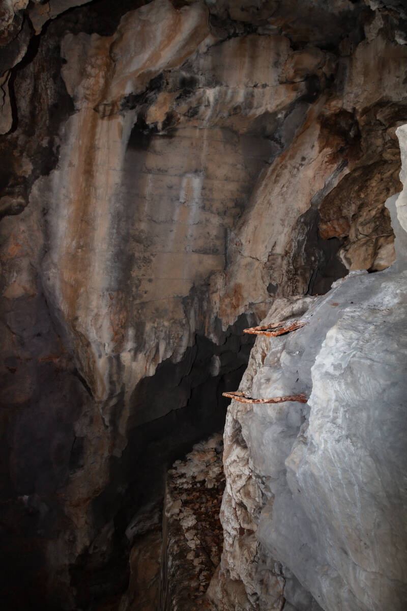 Gradini a &quot;clanfa&quot; interno grotta Mohorini 