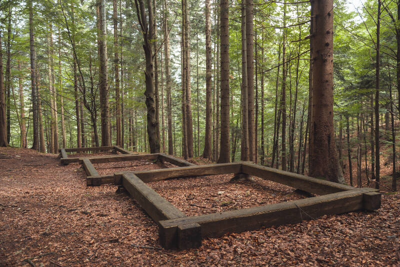 Le travi perimetrali a simboleggiare le baracche