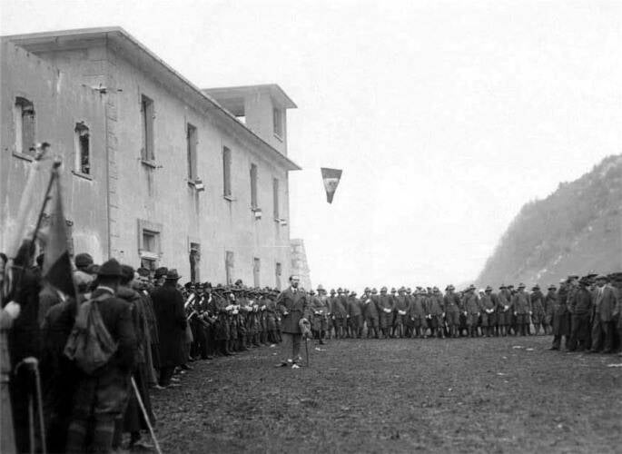 Al centro il capitano Winderling cerimonia al forte 4 novembre 1925
