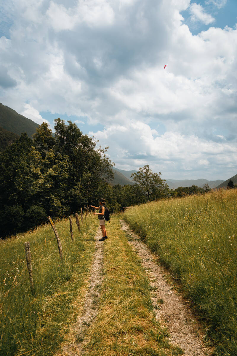 Il sentiero si allarga nei pressi di Selce
