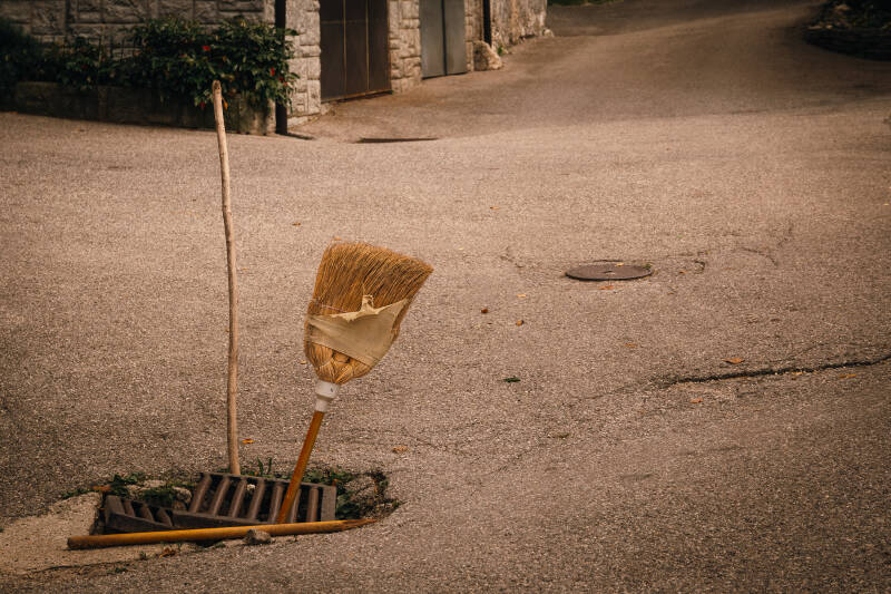 Metodi alternativi per segnalare tombini pericolosi 