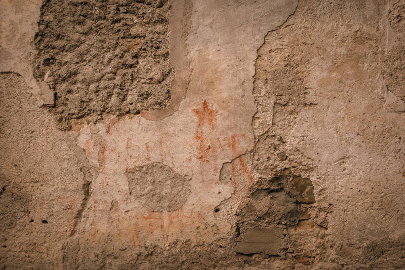 Scritte partigiane sulle case di Vrsno 