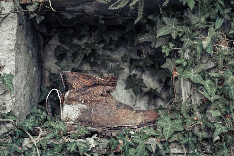 una vecchia scarpa militare