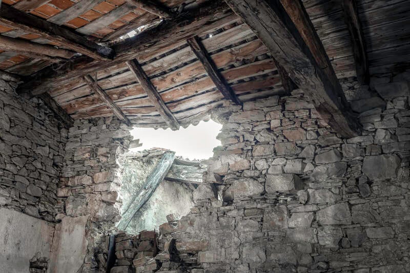 parete squarciata di una casa