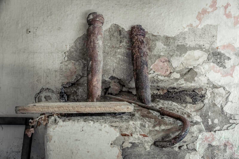 vecchi oggetti sparsi qua e la