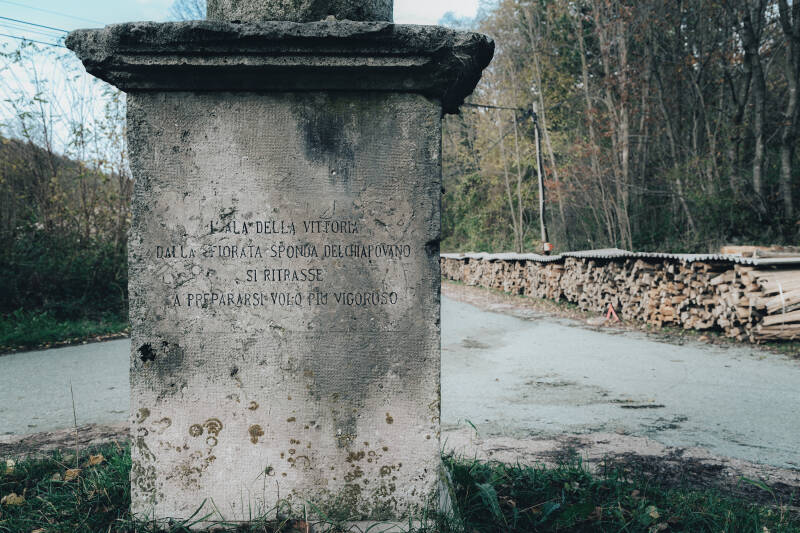 particolare del cippo