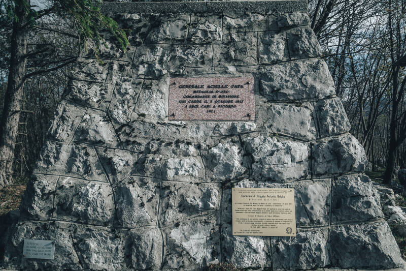 le targhe sulla piramide