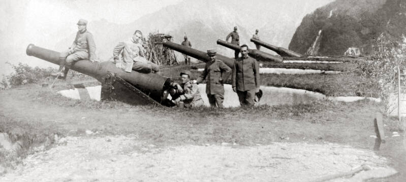 I fanti sulle postazioni dei cannoni