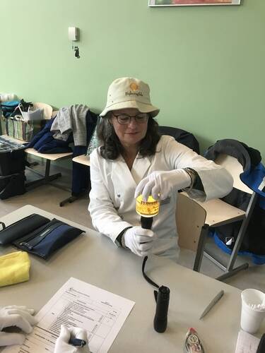 Ingvild aan het werk als keurmeester