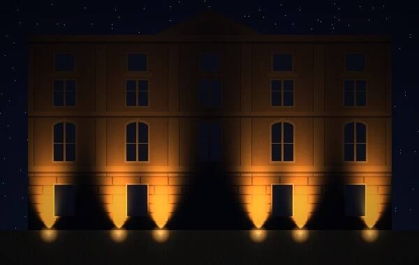 Historische Fassade mit Amber-Licht, Leuchtenposition A – Visualisierung bei Nacht