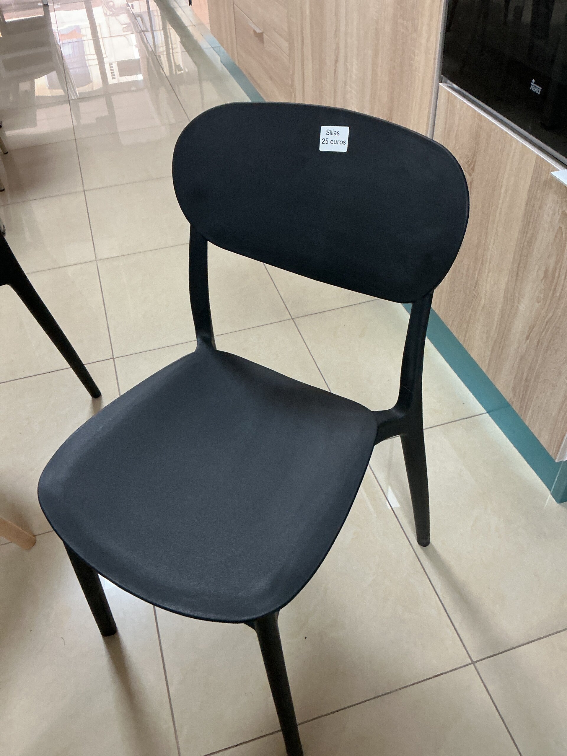Silla negra plastico