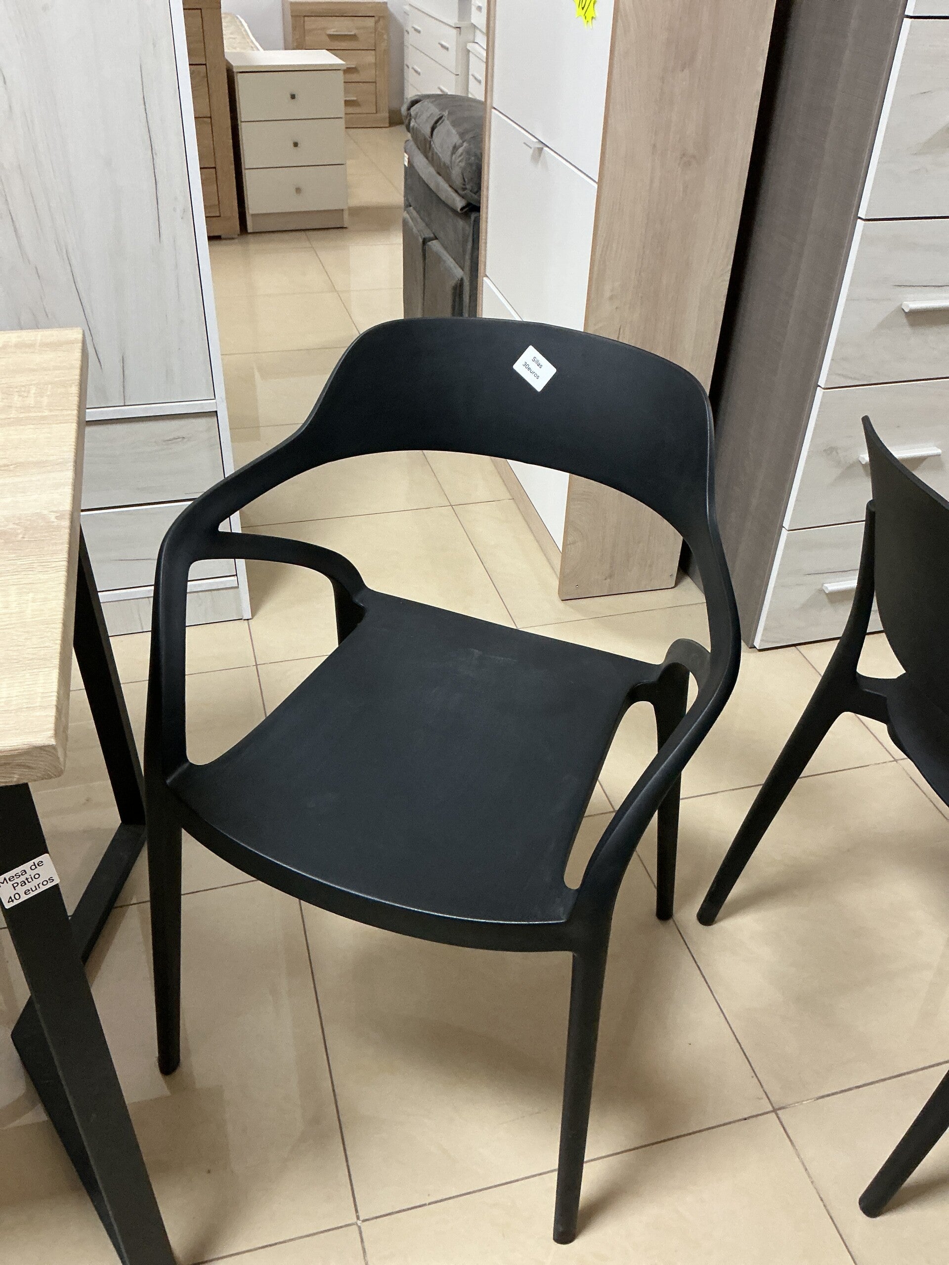 Silla negra plastico con reposa brazos