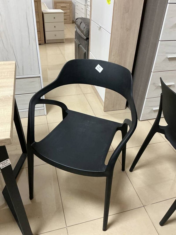 Silla negra plastico con reposa brazos