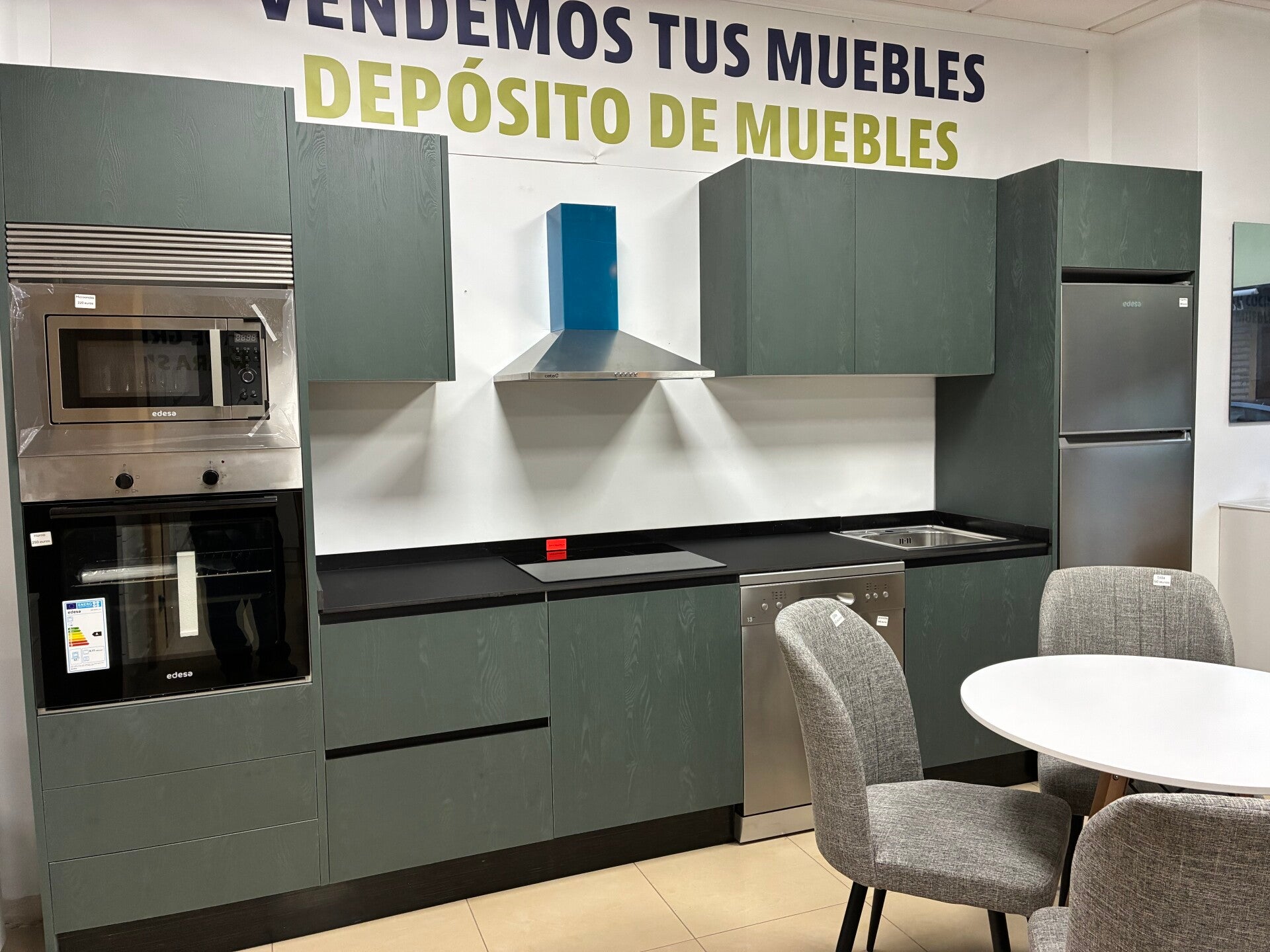 Cocina forestal  con silestone negro