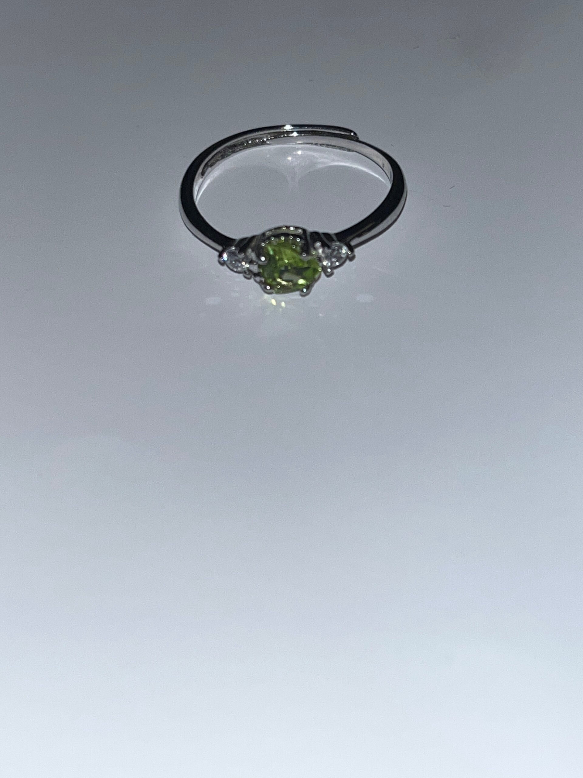 Bague s925 Birmanie (péridot AAA +++ 4 mm ) ajustable