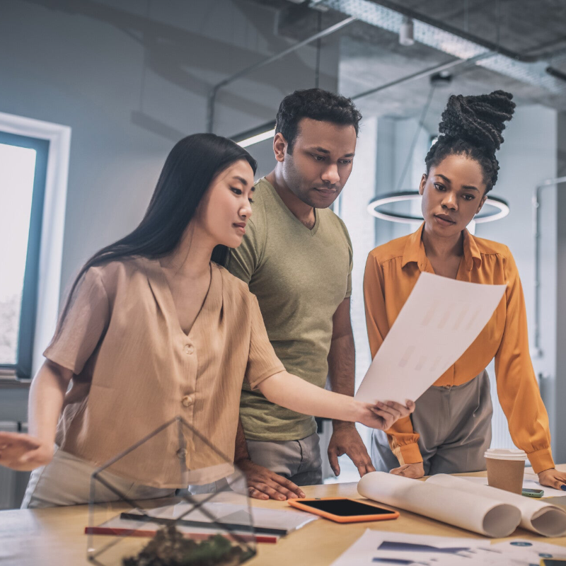 Foto Menschen mit Briefbogen