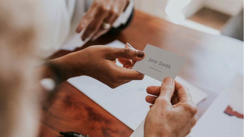 Visitenkartenübergabe Foto