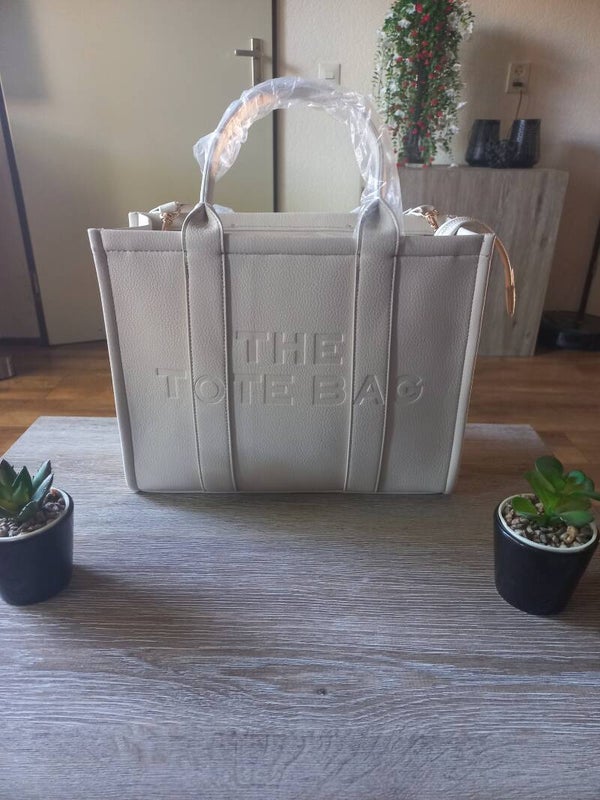 the tote bag.  tas  licht beige