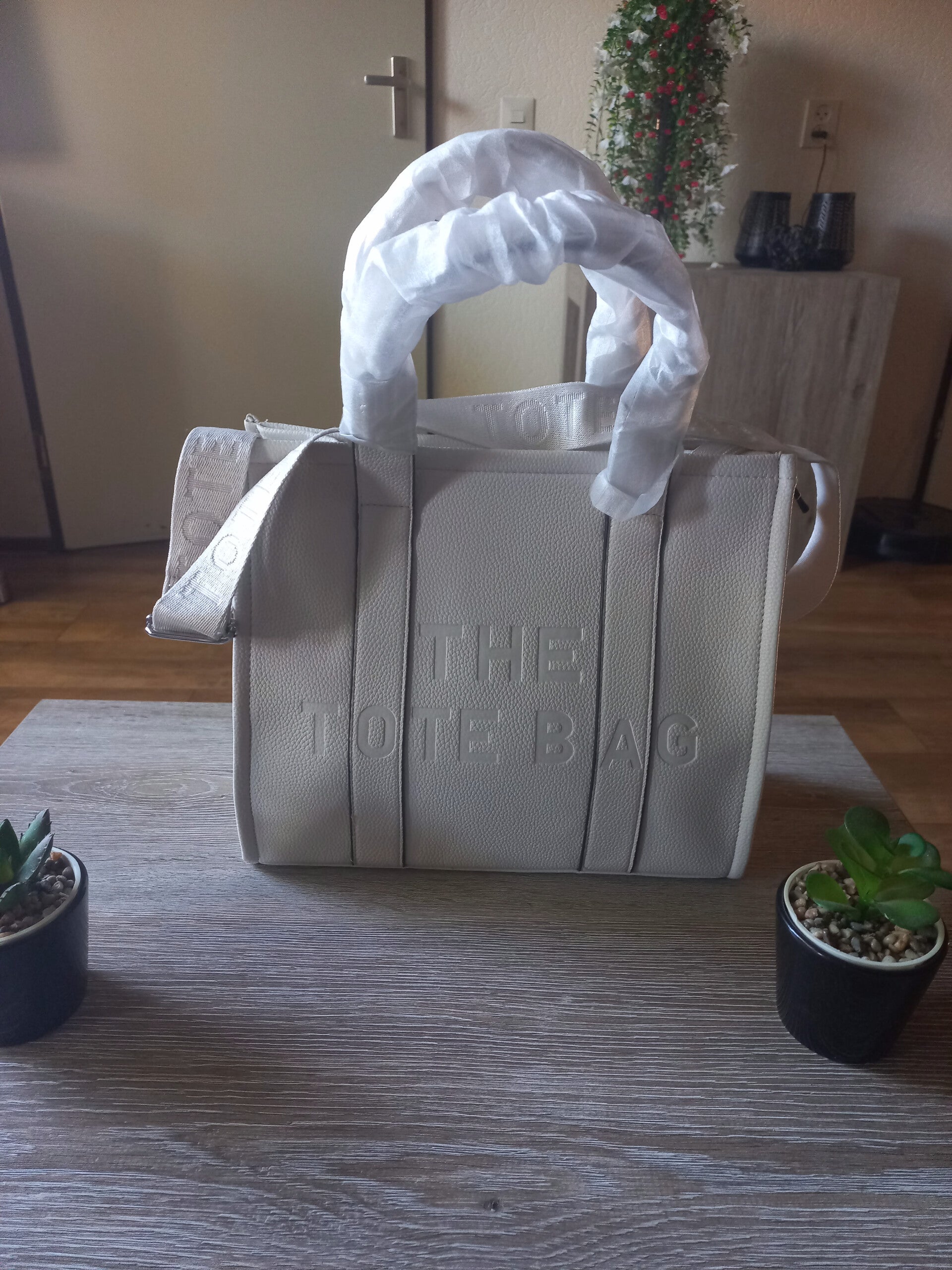 the tote bag.  tas  licht beige