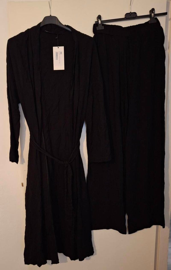 een top met broek in kimono stijl