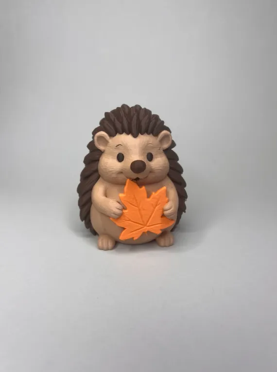 Igel mit Ahornblatt