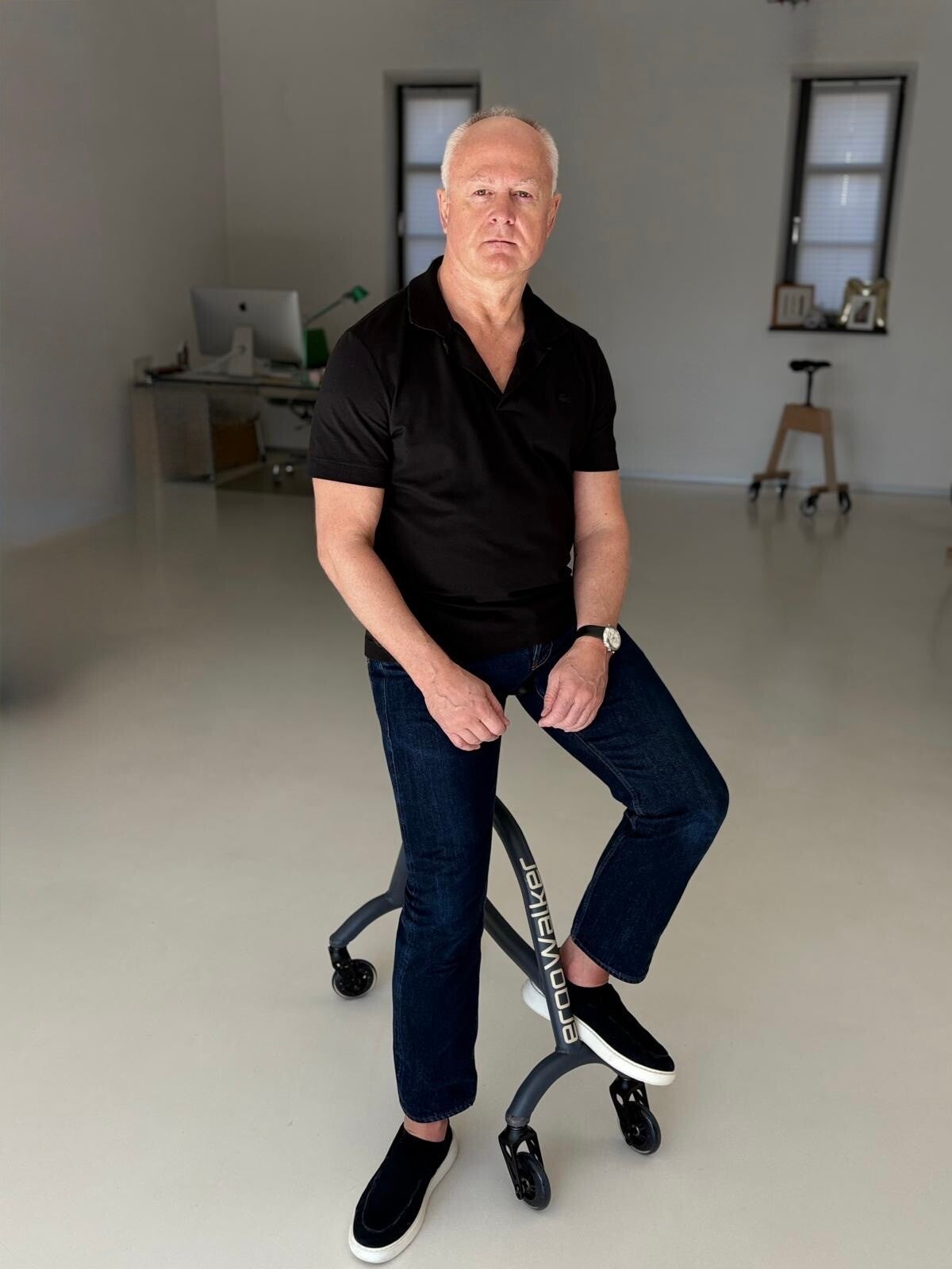 der erfinder der gehhilfe andre ehrlichwelches Mobilitätsprodukt bei Knieproblemen  Hilfe beim Gehen mit freien Händen  ergonomischer Hocker mit Bewegung  Mobilität bei Reha oder nach OP  Unterstützung bei Steharbeitsplätzen  Gehhilfe für Wohnung mit Sitz
