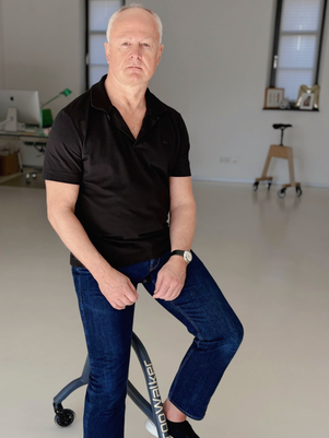 der erfinder der gehhilfe andre ehrlichwelches Mobilitätsprodukt bei Knieproblemen Hilfe beim Gehen mit freien Händen ergonomischer Hocker mit Bewegung Mobilität bei Reha oder nach OP Unterstützung bei Steharbeitsplätzen Gehhilfe für Wohnung mit Sitz