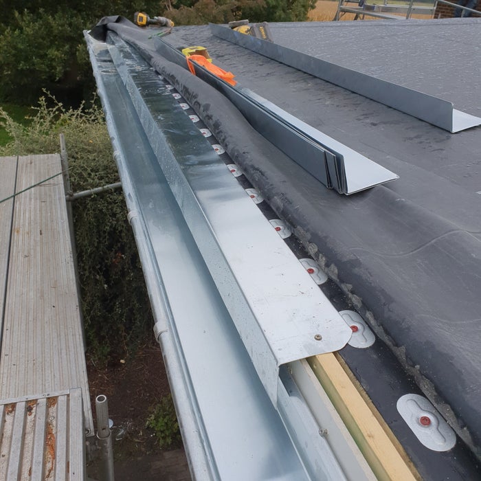 Lood- en zinkwerken: dakgoten en maatwerkdetails in zink