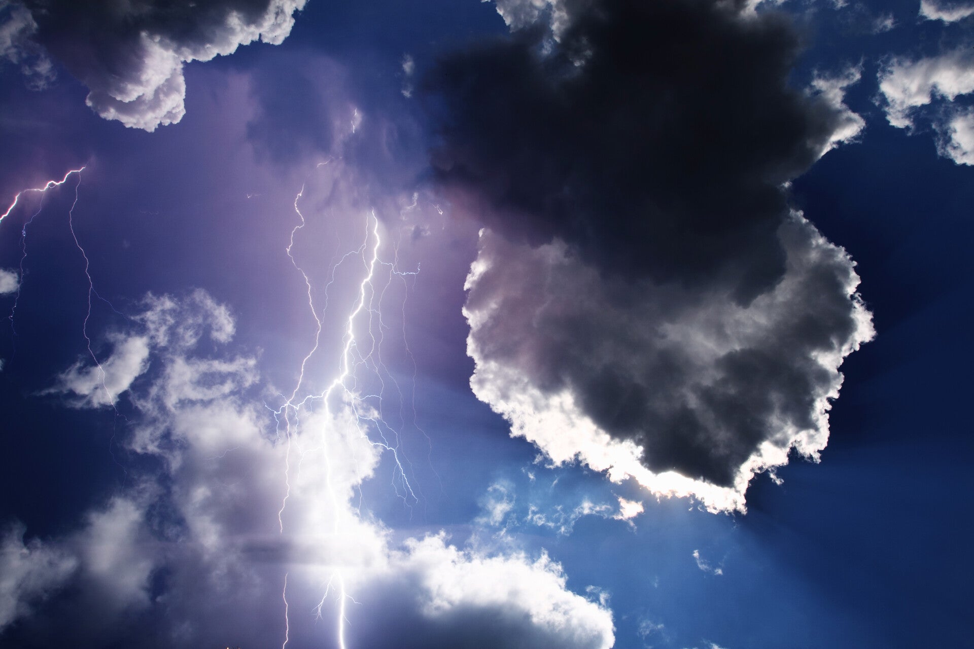 NA-0057 WOLKENLUCHT MET BLIKSEM