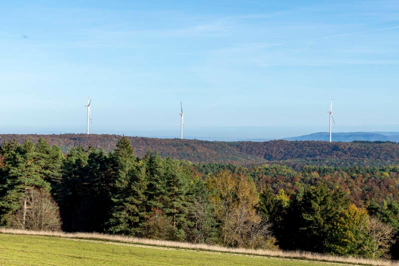 Zu sehen ist ein Blick vom Wanderweg Merishausen – Hagenturm auf die drei Windräder.