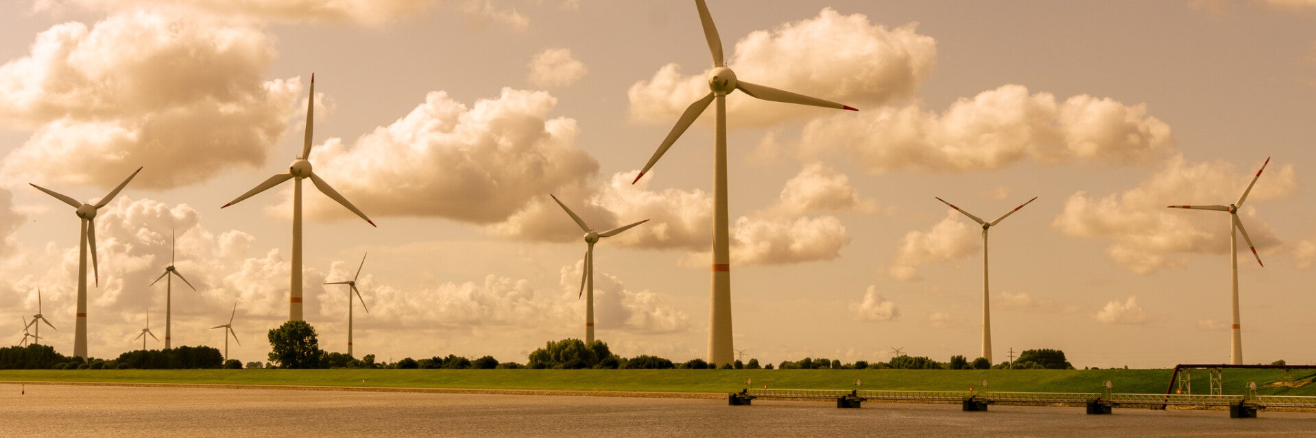 Zu sehen ist ein Windpark in Norddeutschland in der Nähe von Emden.