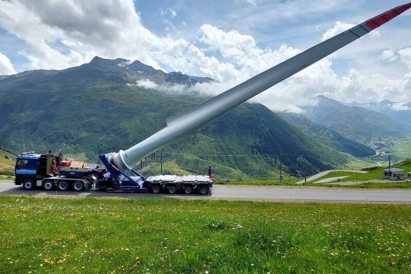 Zu sehen ist der Transport eines Rotorflügel mittels Sondertransport zum Gütsch.