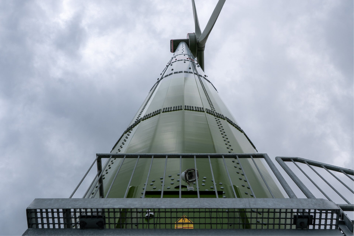 Zu sehen ist ein Windrad in Norddeutschland.