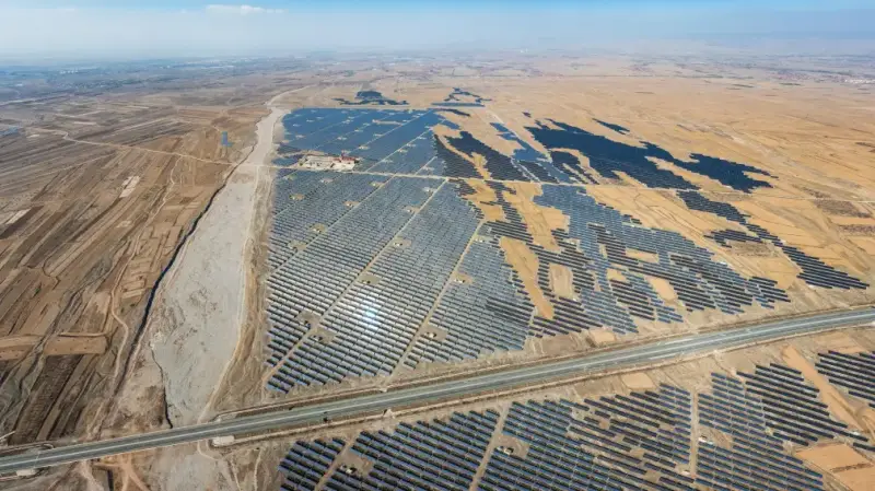 Zu sehen ist eine grosse Solarstromanlage in China.