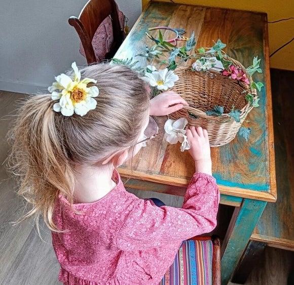 Een fietsmandje van de kringloop mooi maken met bloemen