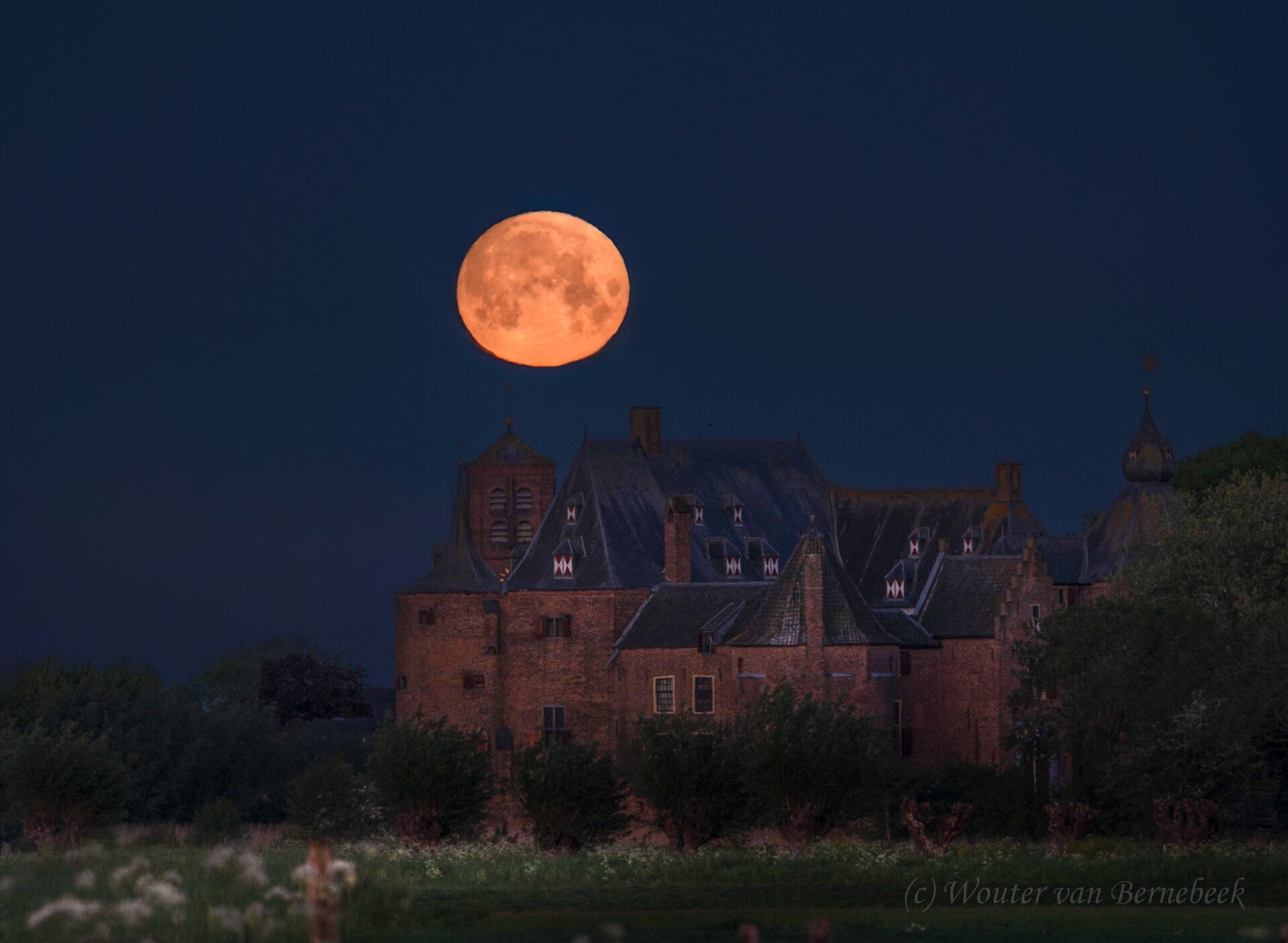 Volle maan boven kasteel Ammersoyen (1 mei 2026)
